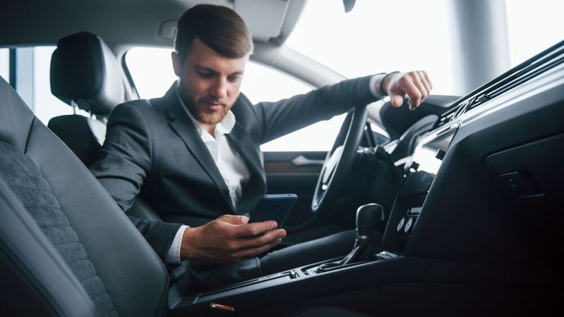 Es ist durchaus üblich, dass Dienstwagenfahrer den Wagen auch privat nutzen dürfen. Soll das Fahrzeug nach einer Kündigung zurückgegeben werden, gibt es einige Details zu beachten.(Bild:  Myron Standret - freepik.com)