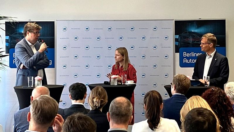 Eröffneten die erste Runde des 22. Berliner Automobildialogs: Daniela Kluckert, MdB, Parlamentarische Staatssekretärin beim Bundesminister für Digitales und Verkehr (Mitte), Michael Kellner, MdB, Parlamentarischer Staatssekretär beim Bundesminister für Wirtschaft und Klimaschutz (l.), und ZDK-Hauptgeschäftsführer Dr. Kurt-Christian Scheel. (Bild:  Doris S. Pfaff - VCG)