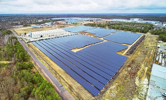 In den Solarparks des Unternehmens ASG Engineering kommt das offene Ökosystem PLCnext Technology von Phoenix Contact zum Einsatz. (Bild:  Phoenix Contact)