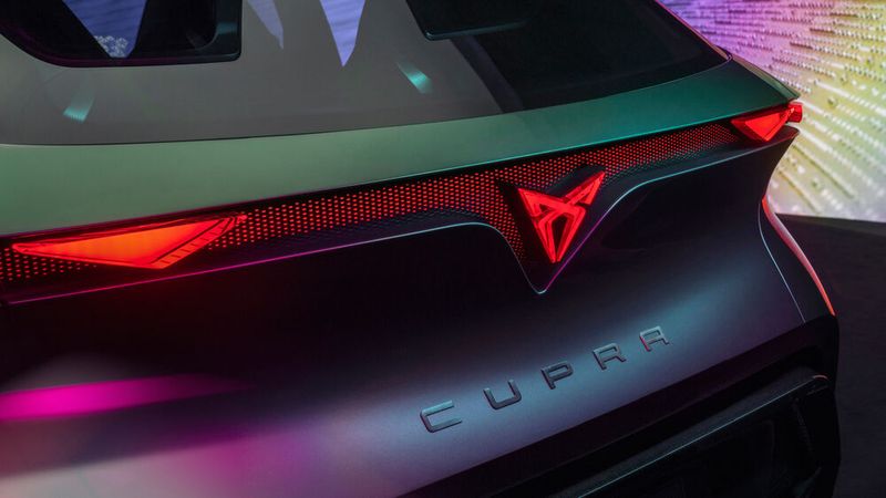 Optisch lehnt er sich an bereits vorgestellte Modelle an. Das beleuchtete, hervorgehobene Cupra-Emblem etwa wurde 2019 auf der IAA am Tavascan präsentiert. (Bild: Seat)
