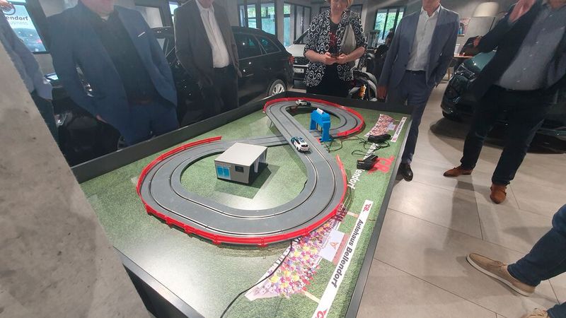 Für die nötige Unterhaltung sorgt unter anderem die riesige Carrerabahn. (Bild: Grimm – VCG)