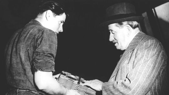 Herbert Linge (l.) und Ferdinand Porsche im Jahr 1949.(Bild:  Porsche)