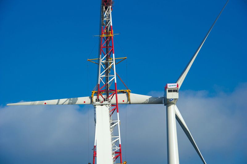 Die Windturbinen von London Array, UK werden in Wassertiefen bis zu 23 Metern installiert. Der Standort weist eine durchschnittliche Windgeschwindigkeit von 9,2 Metern pro Sekunde auf. Das Foto zeigt die Installation des dritten Rotorblatts an einer Windturbine. (Siemens)
