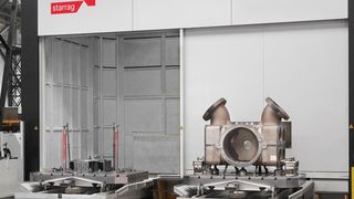 Nebenzeiten gesenkt: Ein bereits vorbereiteter Werkstücktisch steht in Warteposition und fährt dann nur noch zum Einsatz in die Maschine. So erspart sich Burckhardt viel kostbare Aufspannzeit.   (Starrag/Ralf Baumgarten)