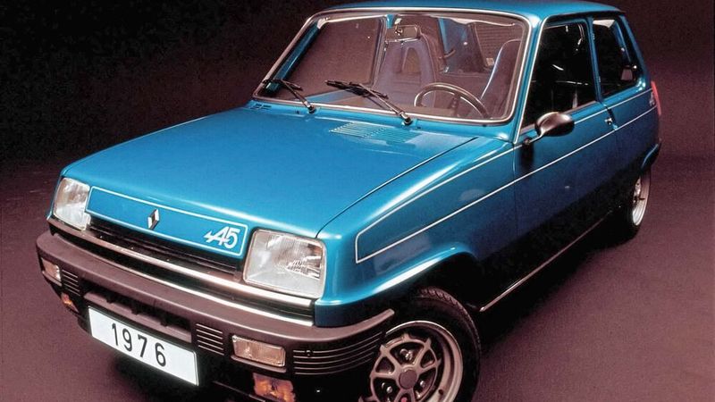 1975 erschien der R5 Alpine mit einem sportlicheren 1.397 cm³-Motor mit 68 kW/93 PS. Der brachte den kleinen Freund auf eine Höchstgeschwindigkeit von 173 km/h. (Renault)