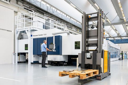 Digitale Versorgung! Die Trumpf-Software „Oseon“ punktet laut Aussage des Unternehmens mit neuartigen Funktionen für einen reibungsloseren Materialfluss. Dazu gehört etwa ein Transportleitsystem für die Mitarbeiter.(Bild:  Trumpf)