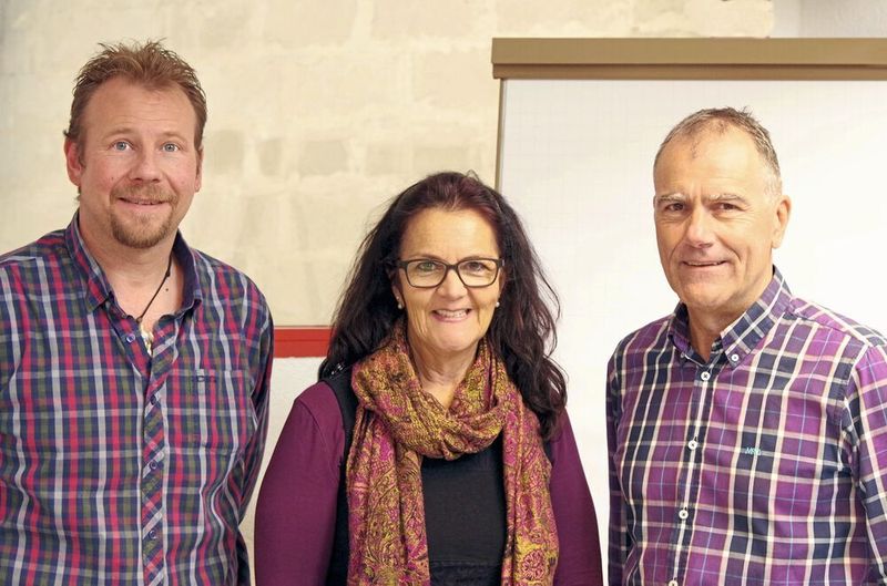 Im Team erfolgreich mit flexiblen Strukturen: Produktionsleiter Reto Sägesser(links), Susanne und Konrad Herzog (Konrad Mücke / SMM)