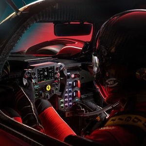 Die Kunden können auf Rennstrecken eingezwängt in der engen Ein-Mann-Fahrerkuppel auf Zeitenjagd gehen, Daten und Fakten vom Original-Display des Le-Mans-Siegers ablesen oder auch eher gemütlich durch Schikanen twisten.(Bild:  Ferrari)