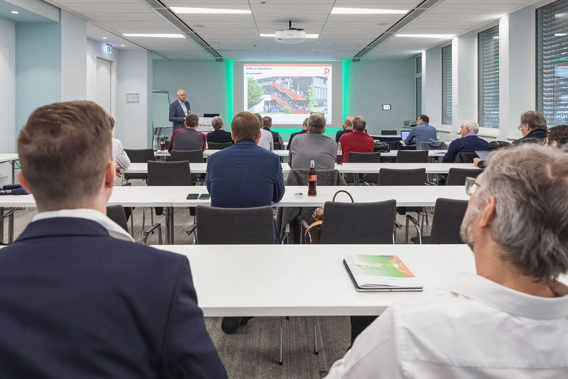 Unter dem Motto „Power of Electronics” versammelten wir am 18. und 19. Oktober 2022 sechs Elektronikkonferenzen in Würzburg: Entwicklerforum Leistungselektronik, DC/DC-Wandler-Tag, Schaltnetzteiletag, Batteriepraxis Forum, Praxisforum Elektrische Antriebstechnik und Cooling Days. Auch 2023 findet Power of Electronic statt. Merken Sie sich bereits jetzt den Termin vor: 17. bis 18. Oktober 2023.  (Bild: Stefan Bausewein )