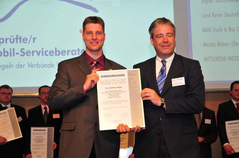 Matthias Rogge vom Autohaus Stoldt in Wilster erhielt die Urkunde für Volkswagen. (Archiv: Vogel Business Media)