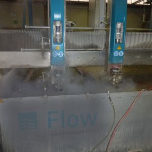 Bei der Aqua Contour GmbH in Usingen wird auf insgesamt drei Anlagen wassergeschnitten. Die Flow-Anlage mit einem Wasserdruck von 6000 bar und zwei parallel arbeitenden Schneidköpfen verfügt über die sogenannte Dynamik-Technologie, die es ermöglicht, dass Schnittschrägen ausgeglichen werden können.