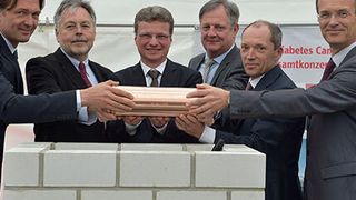 Helmholtz Zentrum München legt Grundstein für Diabetes-Forschungscampus: v.l. Tschöp, Wess, Sibler, Enhsen, Hrabe de Angelis, Blum. (Quelle: Jan Roeder / HMGU)