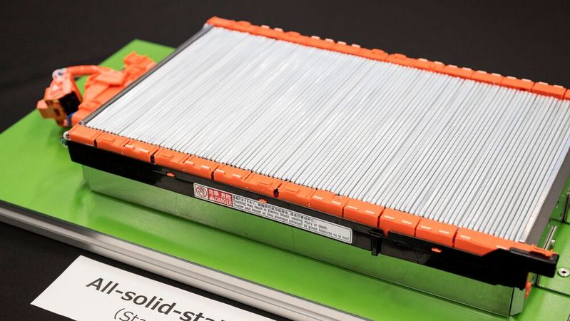 Zu einem Stack gestapelte Feststoffzellen. Symbolbild: VW hatte auf Nachfrage kein Bild zur Verfügung gestellt.(Bild:  Autoren-Union Mobilität/Toyota)