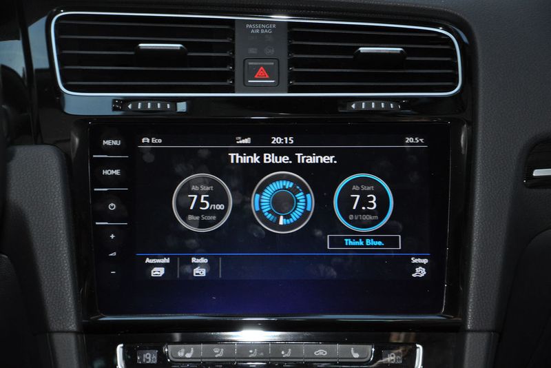 Knöpfchen und Schalter hat VW dabei radikal wegdigitalisiert. Das vereinfacht zwar die Bedienung, relativ schnell ist der Touchscreen aber mit Fingerabdrücken übersäht. (Seyerlein/»kfz-betrieb«)