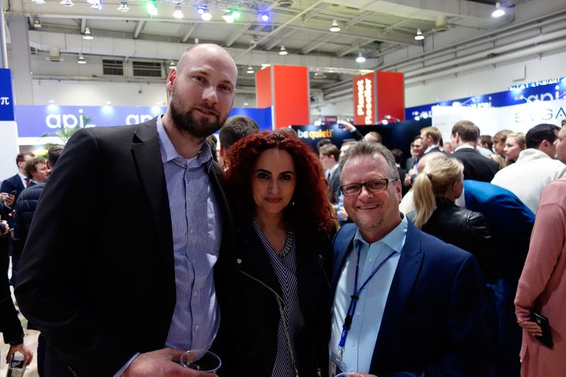 Wie die Orgelpfeifen stehen (v. l.) Thomas Berendt, pilot, Besa, IT-BUSINESS, Dirk Bartz, api. (Bild: IT-BUSINESS)