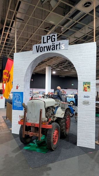 Witzige Inszenierung des einst in der DDR ernsten Themas „wie halte ich alte Technik irgendwie am Laufen“.  (Bild: Dominsky – VCG)