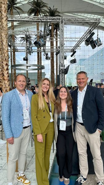 Solum und S.O.S. feiern heute einjähriges Bestehen ihrer Partnerschaft: (v. l.) David Lehrwald, Laura Düser, Ines Seibold und Dirk Bürger (Bild: Vogel IT-Medien GmbH)