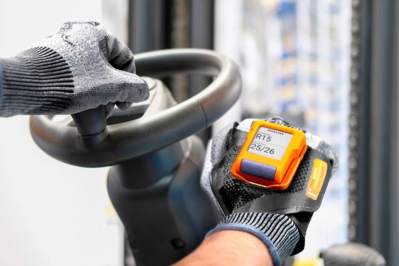 Mittels eines am Handschuh angebrachten Scanners lassen sich logistische Abläufe beschleunigen. Mittels eines am Handschuh angebrachten Scanners lassen sich logistische Abläufe beschleunigen.