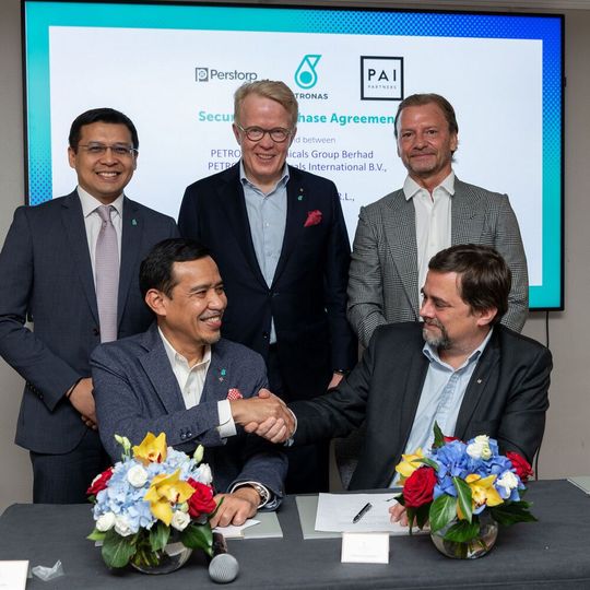 Bei der Unterzeichnung des Deals: sitzend von links, PCG Managing Director/Chief Executive Officer, Ir. Mohd Yusri Mohamed Yusof; und PAI Partner, Fabrice Fouletier; stehend von links PCG Chief Financial Officer, Mohd Azli Ishak; Perstorp President und Chief Executive Officer, Jan Secher zusammen mit PAI Partner, Ragnar Hellenius(Bild:  Petronas)