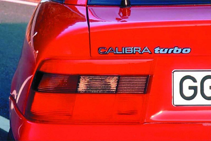 Kleines Schild, große Wirkung: Vom Calibra Turbo wurden rund 14.000 Exemplare gefertigt.  (Foto: Opel)