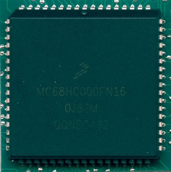 2004 gründete Motorola seine Prozessorsparte in das neue Unternehmen Freescale aus, die fortan die 68000-Reihe weiterführte (im Bild: eine Freescale MC68HC000FN16 CPU). Seit einem Merger im Jahr 2016 gehört die 40 Jahre alte 68000er-Familie heutzutage zu NXP. (Bild: Ic-photo-Freescale--MC68HC000FN16--(68000-CPU) / ZyMOS / CC BY-SA 4.0)
