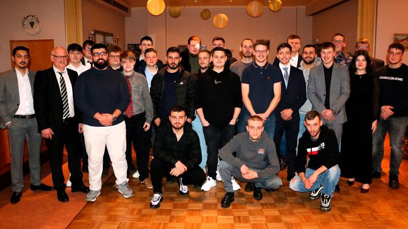 Gleich 22 Kfz-Mechatroniker erhielten bei der feierlichen Freisprechung Ende Januar von der Innung des Kfz-Technikerhandwerkes Bremerhaven-Wesermünde ihre Gesellenbriefe. Karl-Wilhelm Schnars, Kreishandwerksmeister und Obermeister der Kfz-Innung, gratulierte den frisch gebackenen Gesellen und dankte für ihr Engagement und ihre Leistung.  (Bild: Kfz-Innung Bremerhaven-Wesermünde)