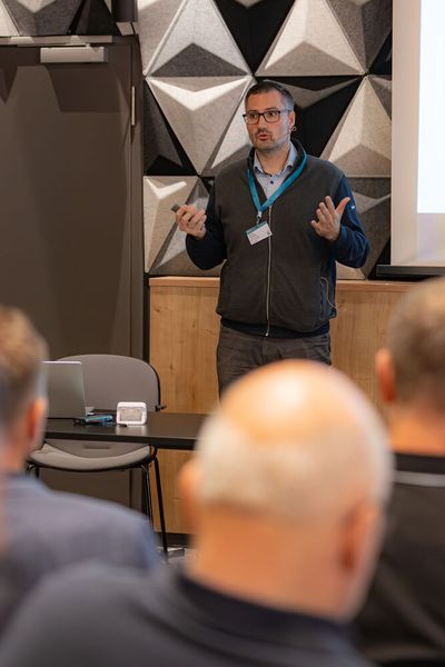 „KI macht den Abrechnungsprozess – Live: Managed-Service-Lizenzen automatisch erfassen”, Stefan Schwarz (PC-Mentor GmbH) zeigt, wie sich mit Vibe coding Abrechnungen automatisieren lassen.  (Bild: Synaxon)
