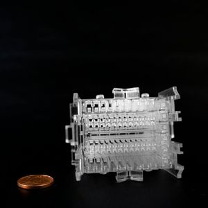 Per SLA sind laut Speedpart solch filigran strukturierte Bauteile additiv herstellbar, die eine Detailauflösung von 20 Mikrometern haben.(Bild:  Speedpart)