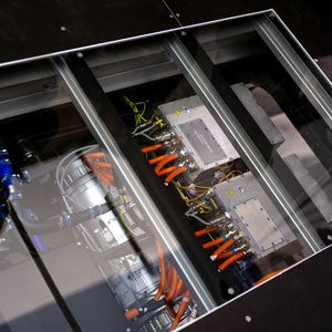 Durch den gläsernen Boden ist zu sehen, wie die Achse den E-Antrieb integriert.(Bild:  BPW Bergische Achsen)