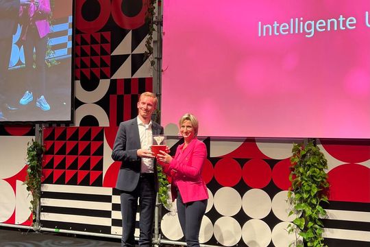 Dr. Johannes von der Beek nimmt die Auszeichnung für Mosca als „KI-Champion Baden-Württemberg“ entgegen.(Bild:  Mosca)