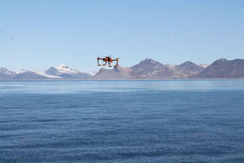 Der Multikopter (UAV) der AWITiefseegruppe macht Luftaufnahmen des Arktischen Ozeans. (Alfred-Wegener-Institut / Thorben Wulff)