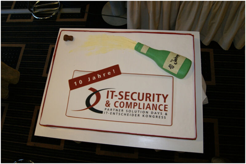 Die Überraschung kam zum Schluss: Eine riesige Torte zum 10-Jährigen Jubiläum der IT-SECURITY & COMPLIANCE (Archiv: Vogel Business Media)