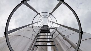 Bei Kolb Hedingen wird die Reaktionsabwärme in diesen Speichern gesammelt und zur Heizung von Tanks und Gebäuden genutzt. (Bilder: Kolb Hedingen) (Archiv: Vogel Business Media)