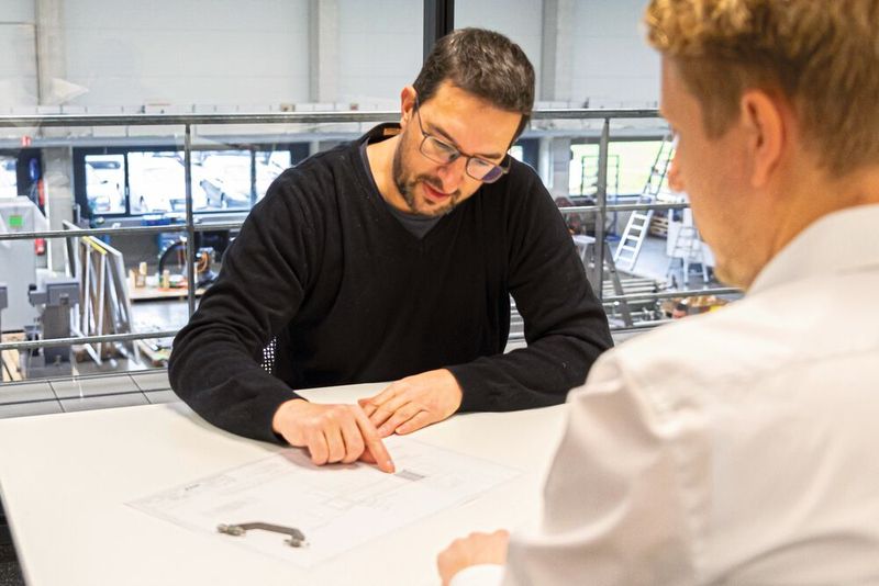 Christian Moser, Projektleiter bei Schuster Maschinenbau, stellt die gemeinsam gefundene Lösung vor. (Bild: Blum)