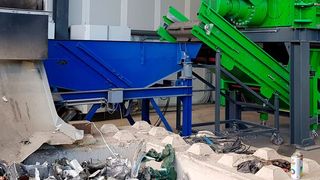 Um die unterschiedlichen Inputfraktionen voneinander zu trennen, werden verschiedene Sortierverfahren in die Gesamtanlage integriert. Im Modus A wird der Aluminiumschrott direkt mittels Greifer oder Stapler in den Vorzerkleinerer, den RM1350, geleitet und anschließend mittels Hammermühle HA800 nachzerkleinert. Die Mischfraktionen werden mithilfe verschiedener Sortiertechniken getrennt und anschließend in kundenseitige Behälter ausgetragen. (Bild: Erdwich)