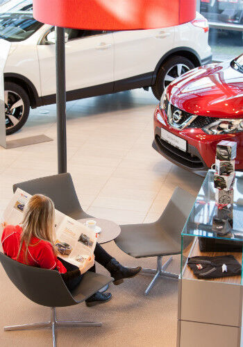 Helle Fliesen, helle Möbel und viel Licht sorgen für eine entspannte Atmosphäre im Schauraum. (Foto: Nissan)