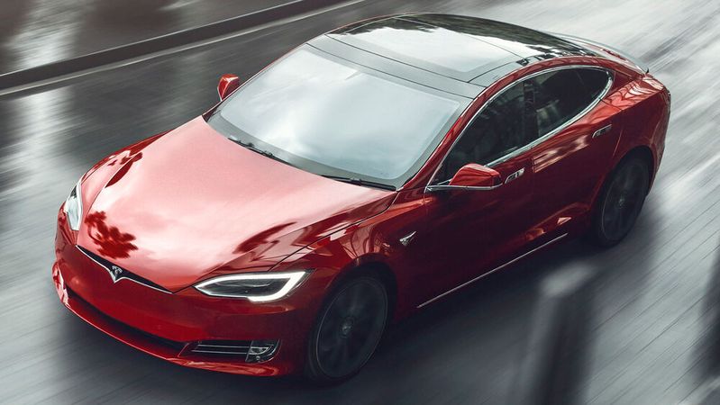 Sowohl der Sitz des Tesla-Fahrers als auch der des Beifahrers seien komplett zurückgelehnt gewesen und beide Insassen schienen zu schlafen, berichtete die Polizei.(Bild:  Tesla)