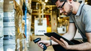 manhattan-associates-mann-mit-handscanner (Quelle: Manhattan Associates)