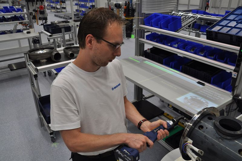 Die Bauteilcodierung erzeugt eine Projektion der Arbeitsanweisungen und Montageinformationen, die direkt im Sichtbereich des Beschäftigten erscheinen. (Bild: Boge)