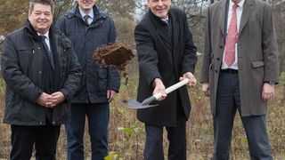 Spatenstich für das modernste Füllwerk der Linde-Group: Werner Arndt, Bürgermeister der Stadt Marl, Tobias Stockhoff, Bürgermeister der Stadt Dorsten, Olaf Reckenhofer, Geschäftsleiter Linde Gas Region Europe Central und Steffen Richter, Head of Cylinder Operations Region Europe Central (v.l.n.r.). (Bild: Linde)