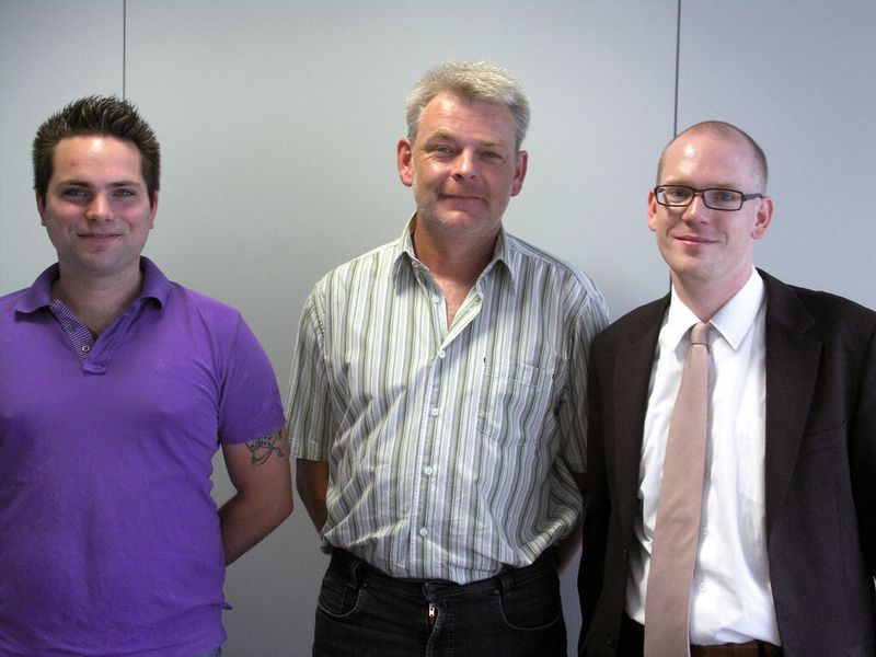 Von links: Thorben Fritz, verantwortlicher Konstrukteur der Verstelleinheit, Ralf Garnjost, Leiter der Konstruktion (beide Brandt Kantentechnik GmbH), Dominik Hartmann, Projektmanager bei igus GmbH. (Bild: igus)