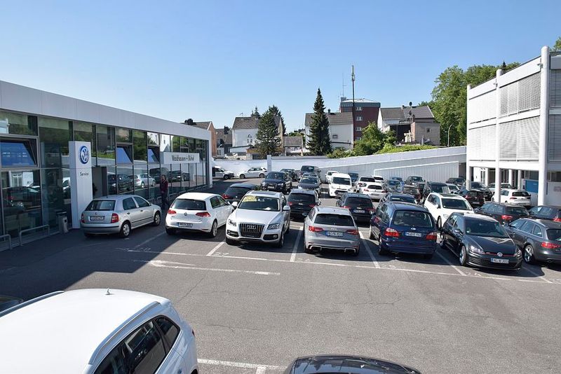 Das Betriebsgelände von Waldhausen & Bürkel umfasst mehrere Gebäude. Links im Bild die 2016 neu gebaute Serviceannahme. (Bild: Jan Rosenow)