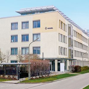 August-Wessels-Straße 27 in Augsburg, Sitz der Vogel IT-Medien GmbH, einer Tochter des Würzburger Vogel-Verlagskonzerns: Die unmittelbare Nachbarschaft spiegelt die Nähe zum IT-Markt wider, denn Vogel IT-Medien belegt hier den ersten und zweiten Stock, zwischen dem Bürosystemhaus Spreuer (Erdgeschoss) und dem Banken-Software-Haus CPU Software im dritten Stock. (Archiv: Vogel Business Media)