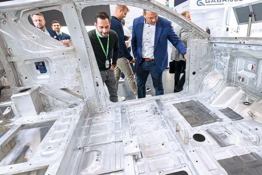 Aluminium ist aus dem Automobilbau nicht mehr wegzudenken. Auf der Messe gibt es verschiedene Anwendungsbereiche des Leichtmetalls zu entdecken. (Bild:  RX Global/Oliver Wachenfeld)