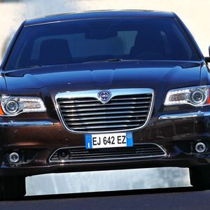 Seinen letzten offiziellen Auftritt in Europa hatte der 300 als Lancia Thema, der allerdings kaum Abnehmer fand und 2014 wieder vom Markt genommen wurde.(Bild:  Lancia)