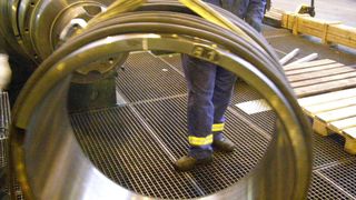 Anwendungsbeispiel: Demontage von Lagerringen bei einem Aluminiumproduzenten mit dem Mittelfrequenz-Induktionsanwärmer BETEX MF Quick-Heater mit 33 kW. Die Lagerringe wurden innerhalb von circa 10 Minuten auf 75 °C bis 80 °C erwärmt. (Bild: Bega)