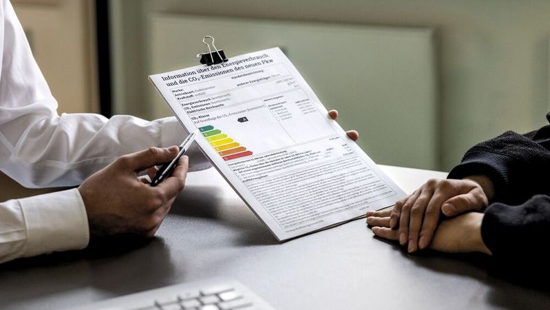 Mit der neuen Verordnung zur Energieverbrauchskennzeichnung bei Pkw gilt es für den Autohandel nun, die EU-Vorgaben von 2021 umzusetzen. Dafür muss der Handel die Fristen beachten.(Bild:  /dena)