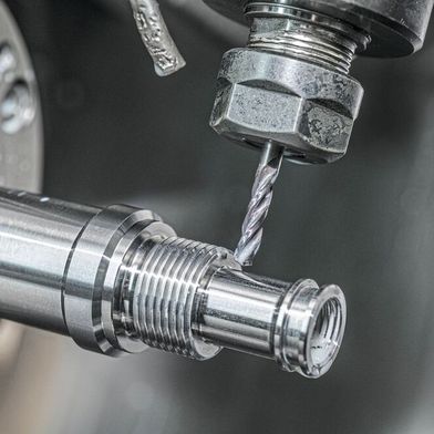The hydraulic housing made of steel, clamped in the CNC machine. The ExBurrDrill with TiAlN coating (diameter 5 mm, Z=3) drills the four holes in the component within a few seconds, without having to deburr them afterwards. The workpiece comes directly from the machine finished and burr-free. (Image:Kempf GmbH)