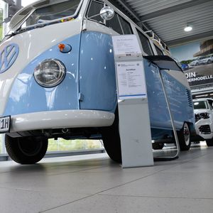 Der folierte VW Bulli im Showroom ist ein Eyecatcher und macht auf das Klassikgeschäft von Vögler aufmerksam.(Bild:  Achter)