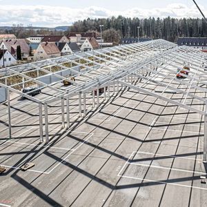 Mobile Hallen zeichnen sich durch kurze Lieferzeiten und eine schnelle Montage aus und sind eine kostengünstige Lösung.(Bild:  Herchenbach Industrial Buildings)
